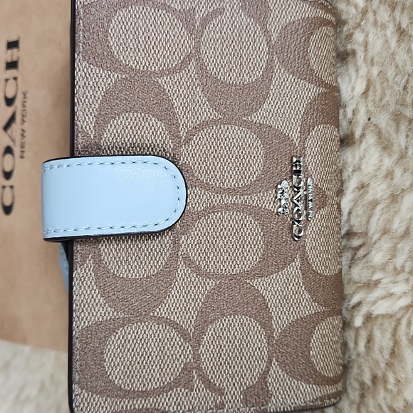 NWT IOB Coach Med Signature & Pale Blue Corner Zip Wallet 🩵 - Picture 2 of 16
